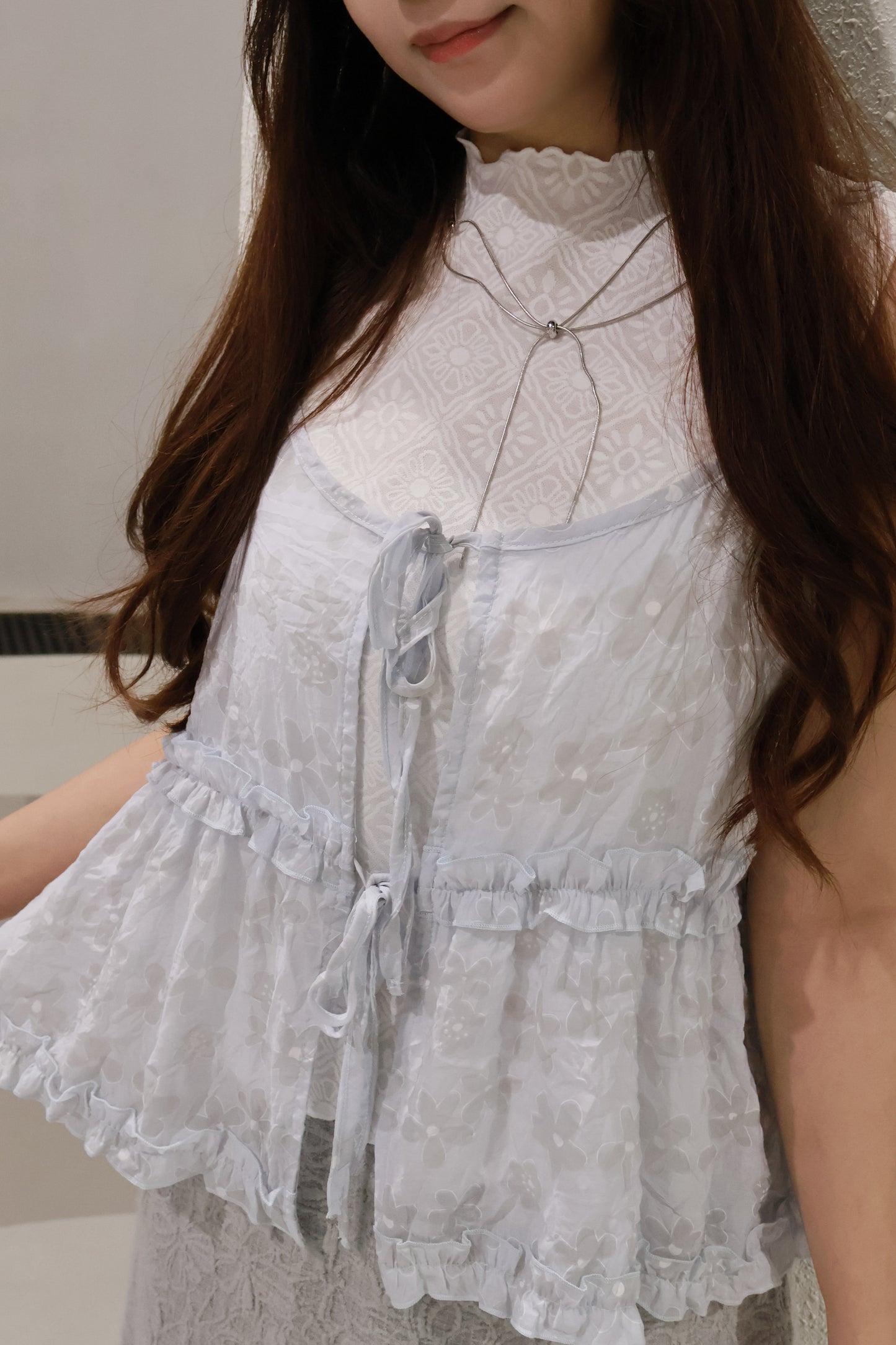 浮雕花卉木耳邊背心 T00245